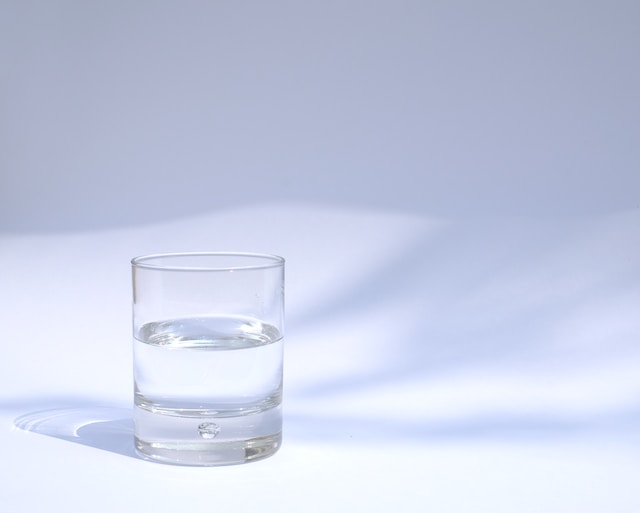 Un verre remplie d'eau.