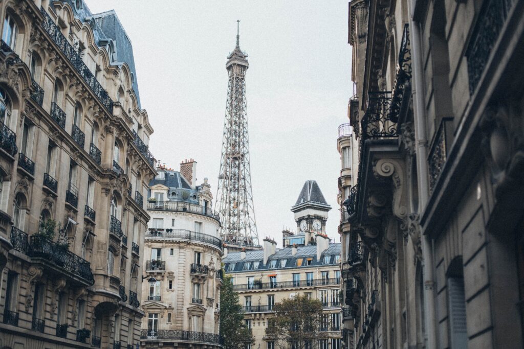 Appartements parisiens : vue sur la Tour Eiffel