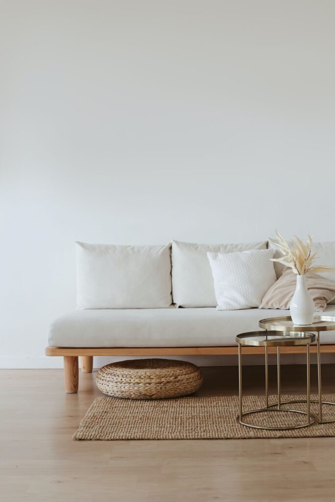 salon minimaliste avec murs blancs, canapé blanc et déco épurée