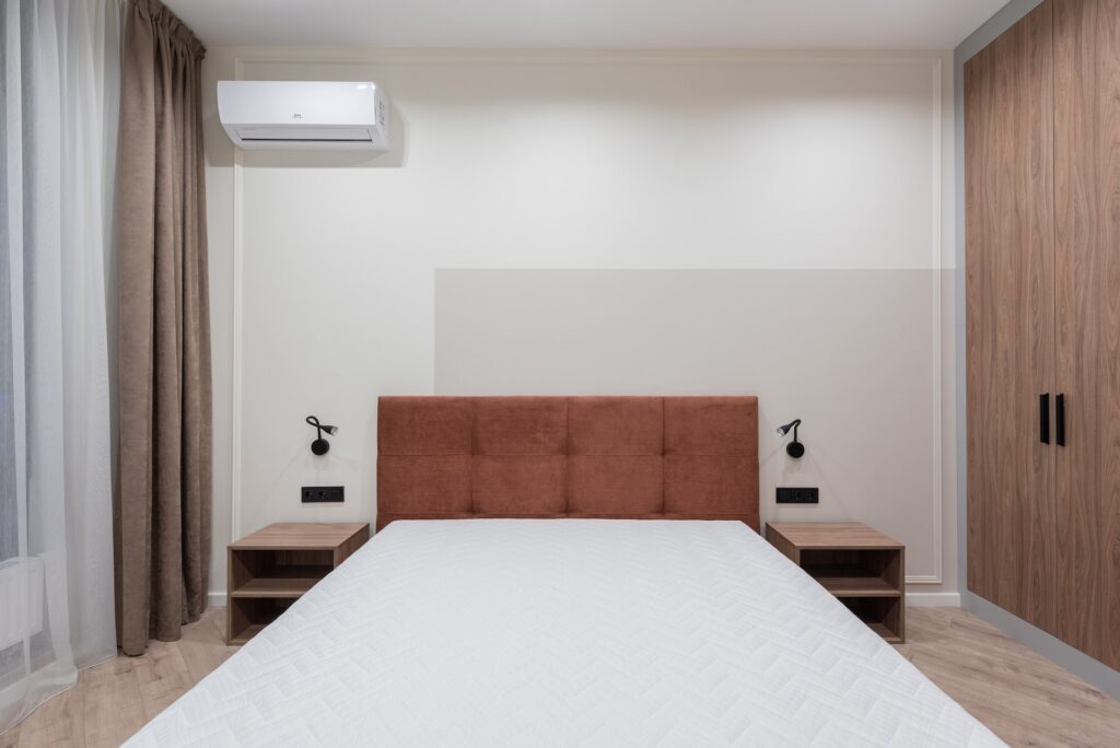 Une chambre avec une climatisation.