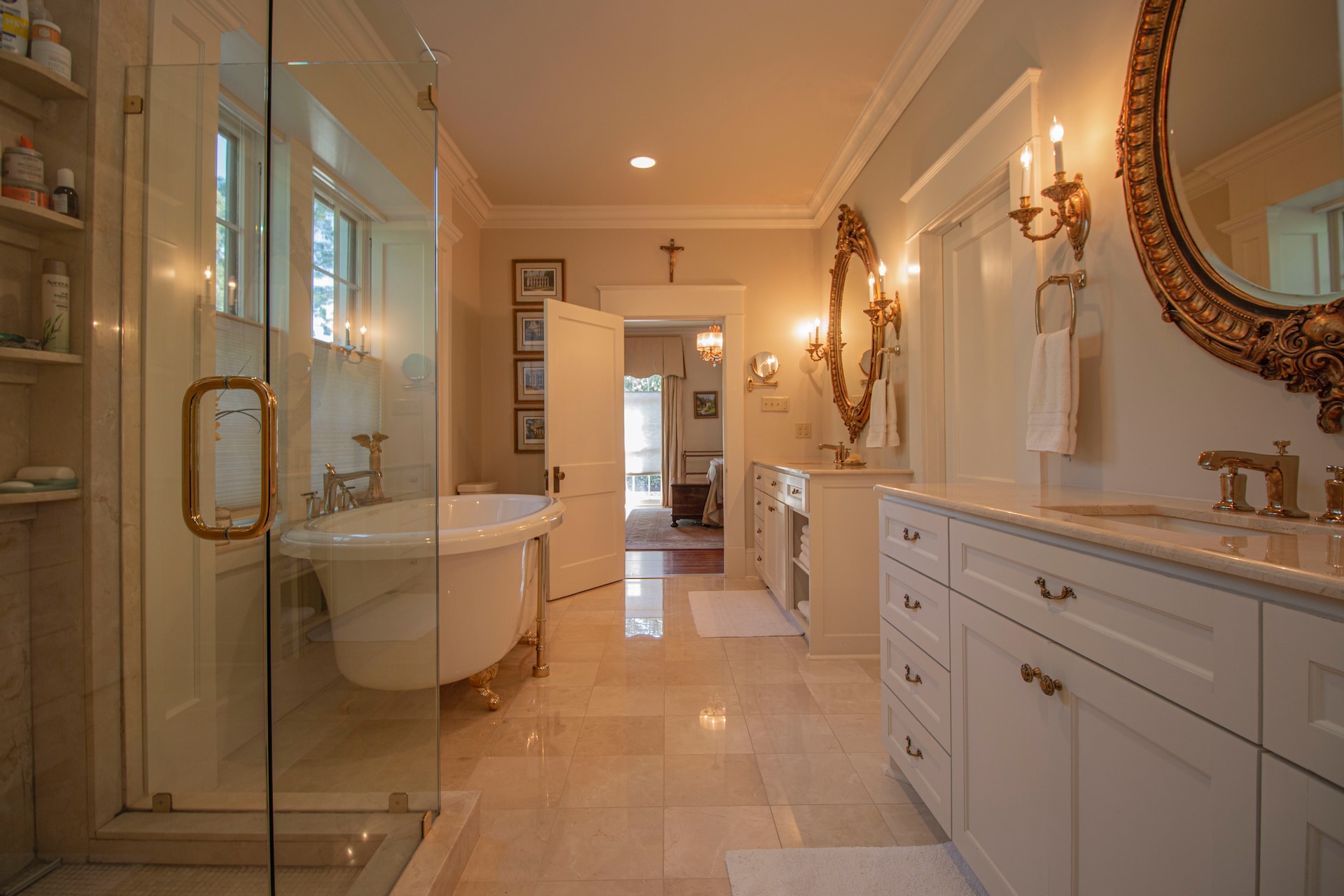 Magnifique salle de bain de luxe blanche et dorée