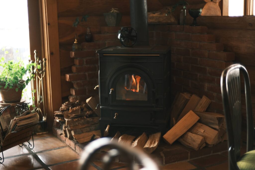 Poêle à bois dans une cheminée en version miniature
