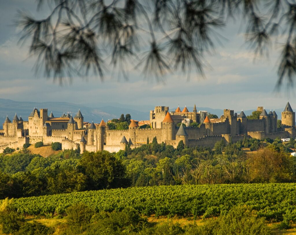 en second plan, les remparts de carcassonne
