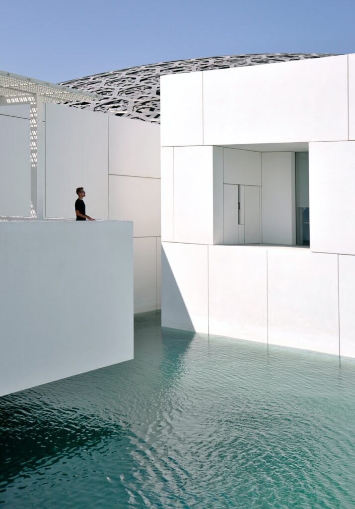 maison architecture moderne sur l'eau