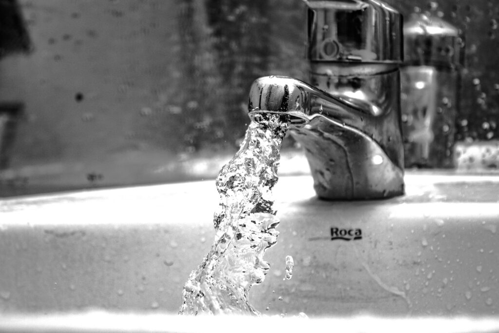 De l'eau qui sort du robinet.