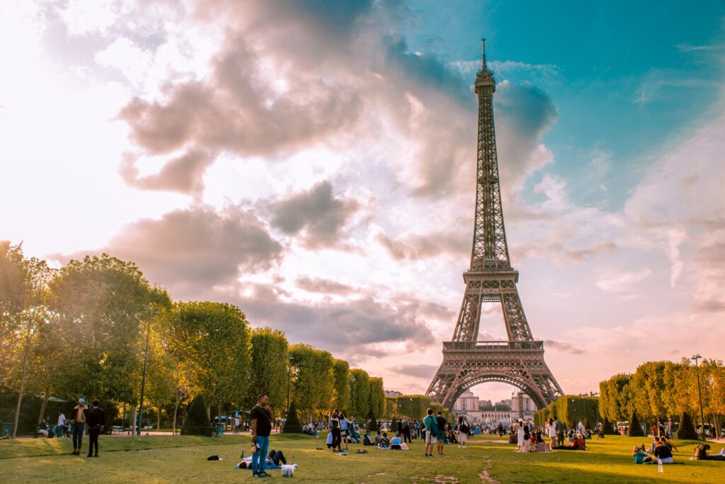 Tour Eiffel dans un décor nuageux