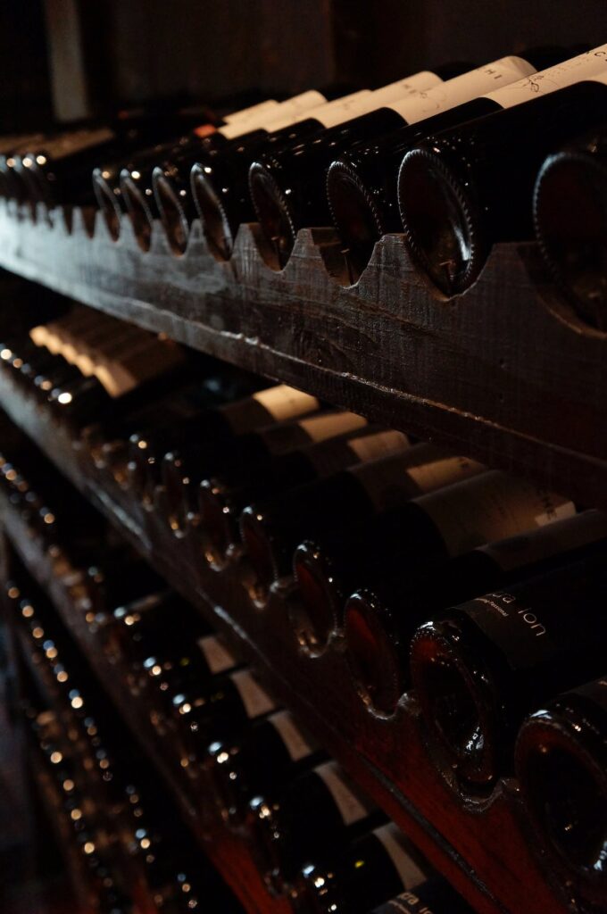 Une cave à vin dont les bouteille sont exposées les unes à côtés des autres.