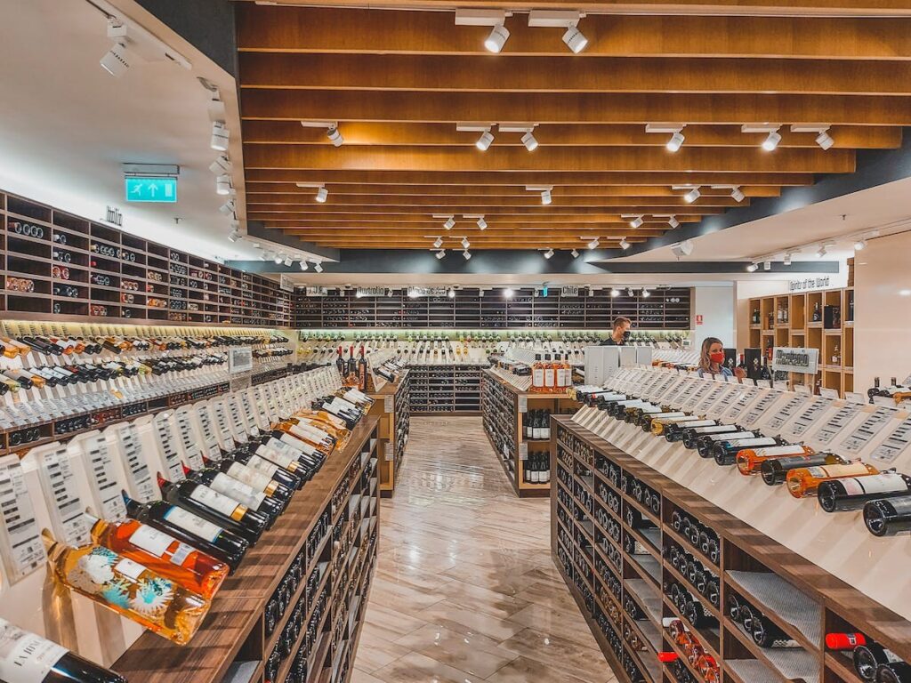 Cette cave à vin est assez spécial car elle ressemble à un magasin qui à des bouteilles de toutes les couleurs.