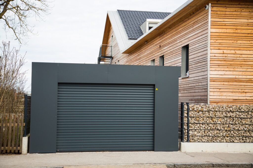 porte de garage enroulante dans une maison moderne en bois