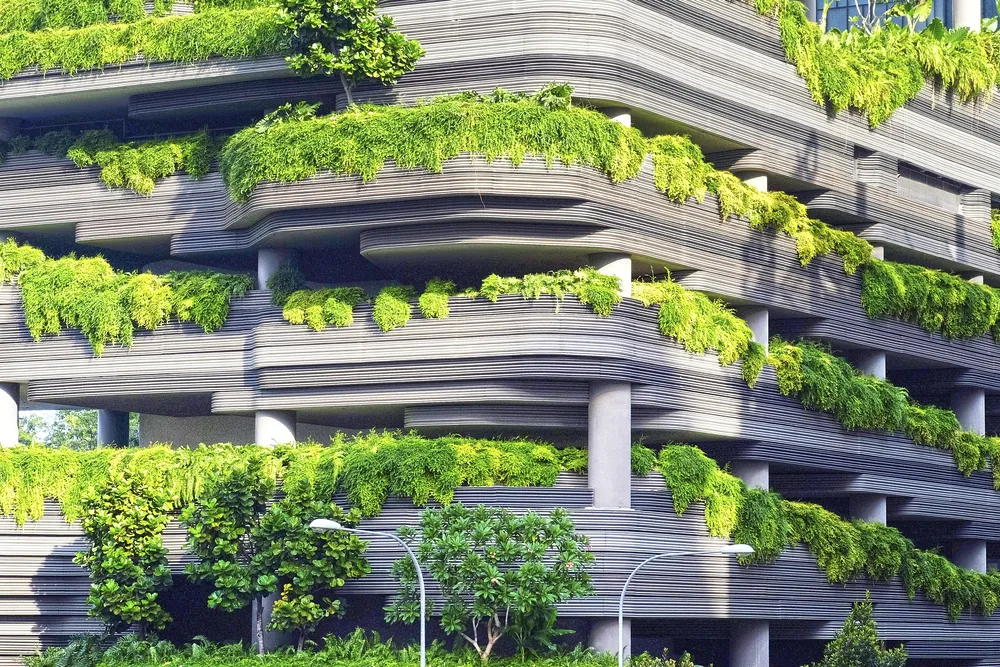 Immeuble écologique avec de la végétation.