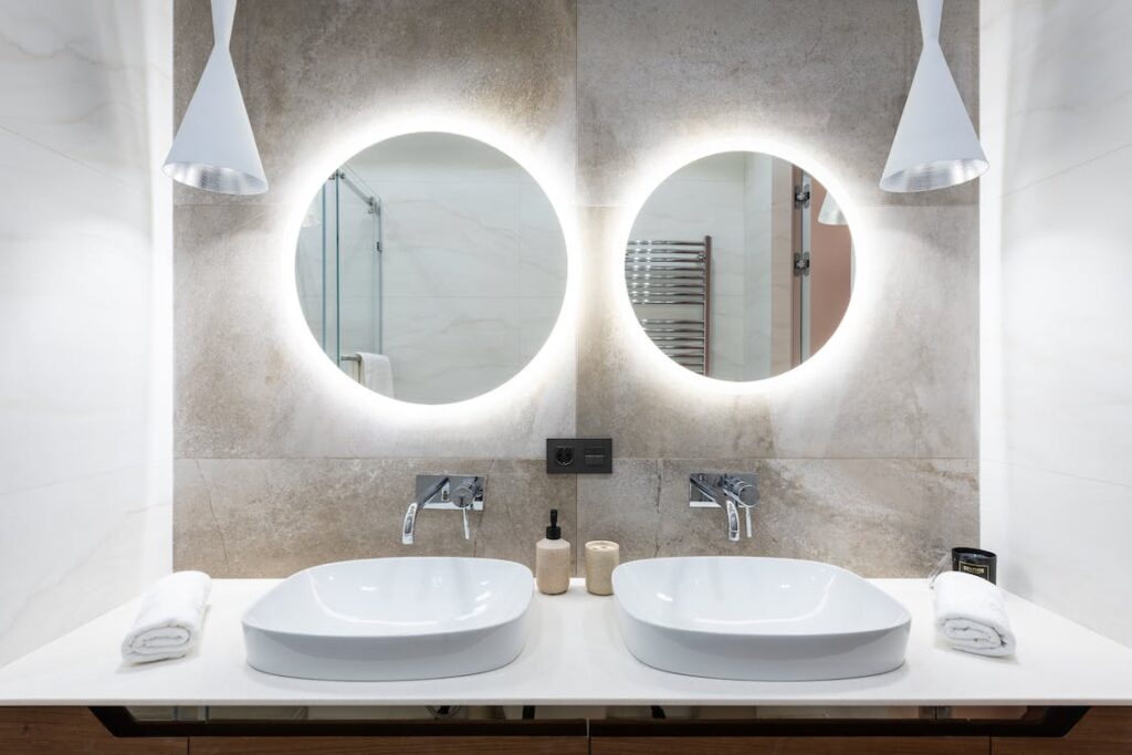 deux miroirs avec lumière derrière pour une petite salle de bain de 4 m²