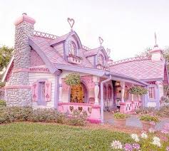 maison de poupée, maison rose et mignonne