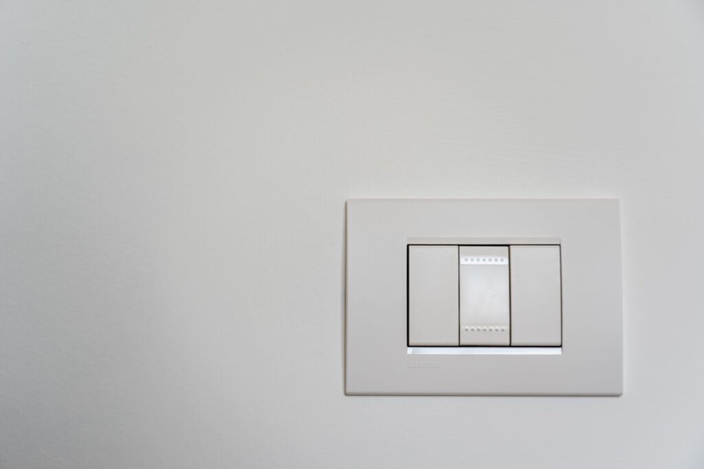 interrupteurs blancs sur mur blanc