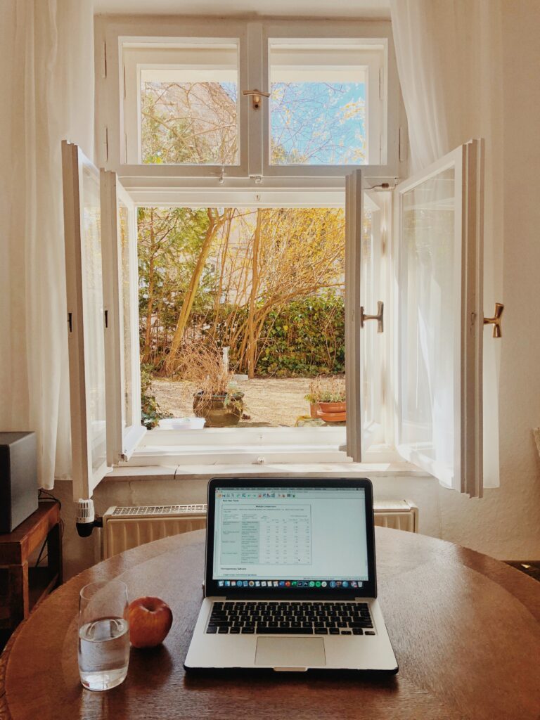 Bureau avec vue sur la fenêtre ouverte.