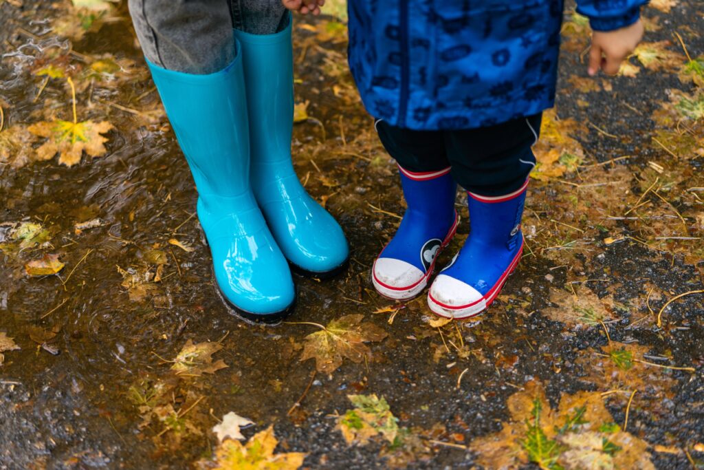 Bottes d'enfants sous la pluie en automne