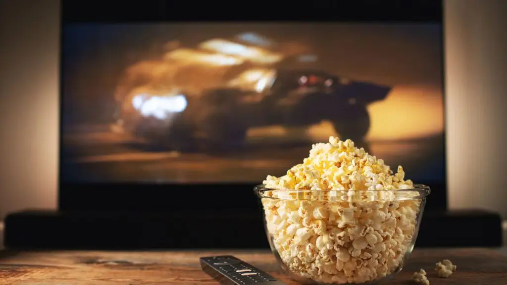 Bol de pop-corn devant la TV