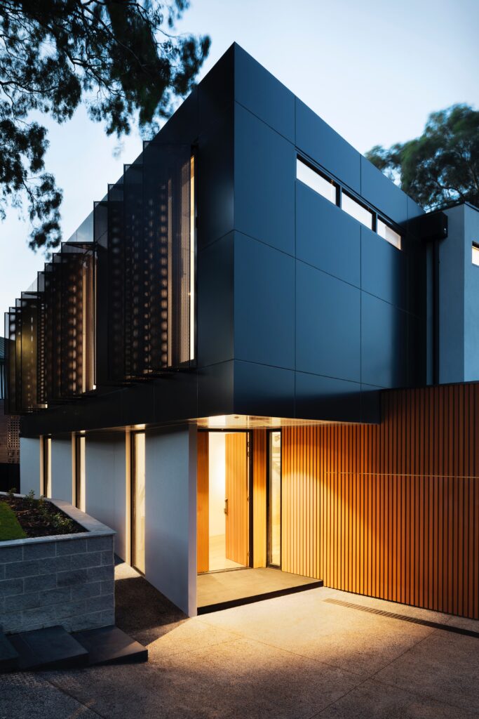 maison architecture moderne avec piliers