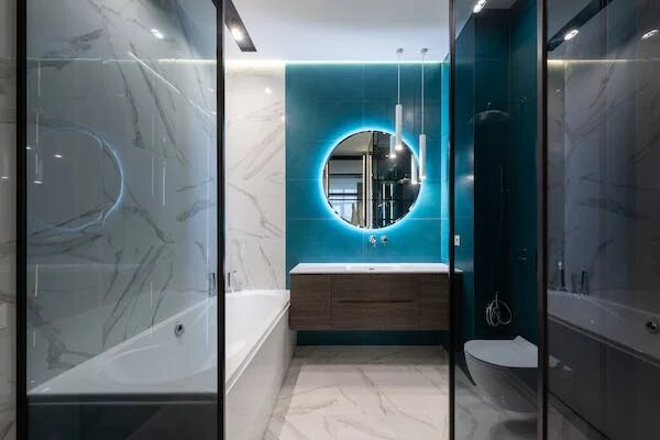 Salle de bain avec un seul mur bleu canard
