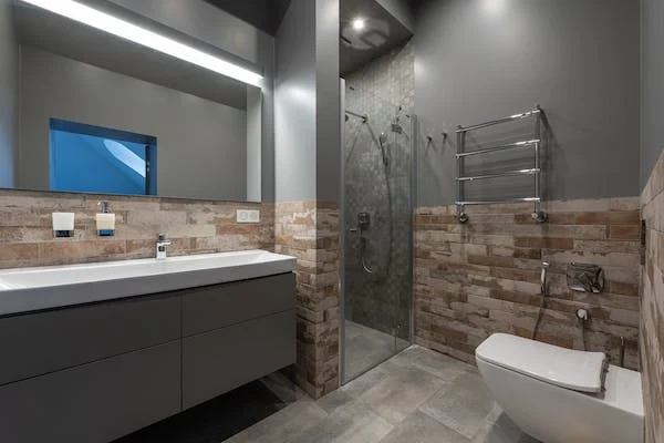 étagère télescopique dans salle de bain grise et moderne