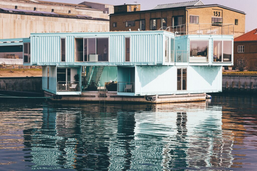 maison cubique sur l'eau