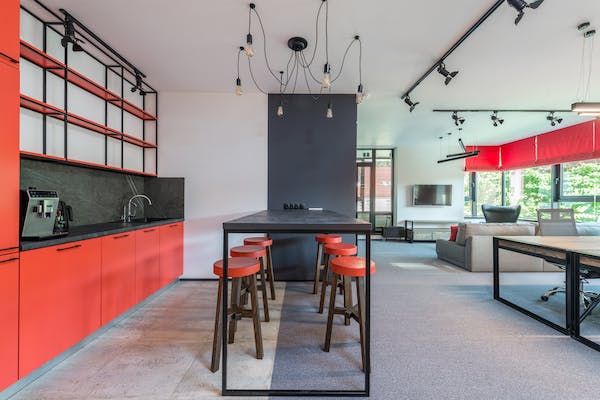 mur aimantée gris dans une cuisine orangée/rouge