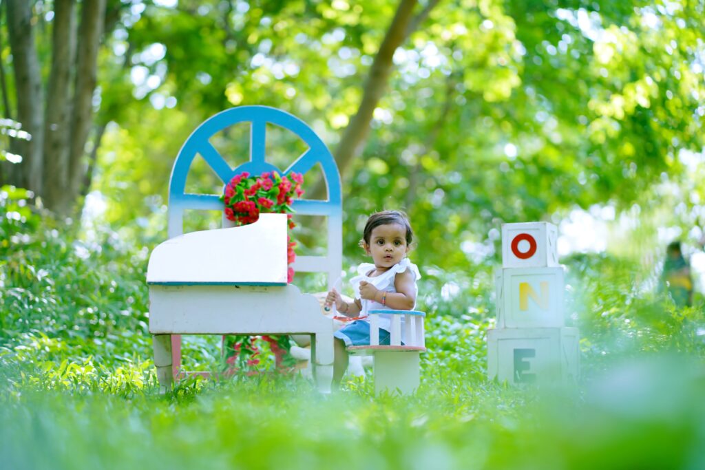 Petite fille avec un recyclage déco de jardin récup réussi
