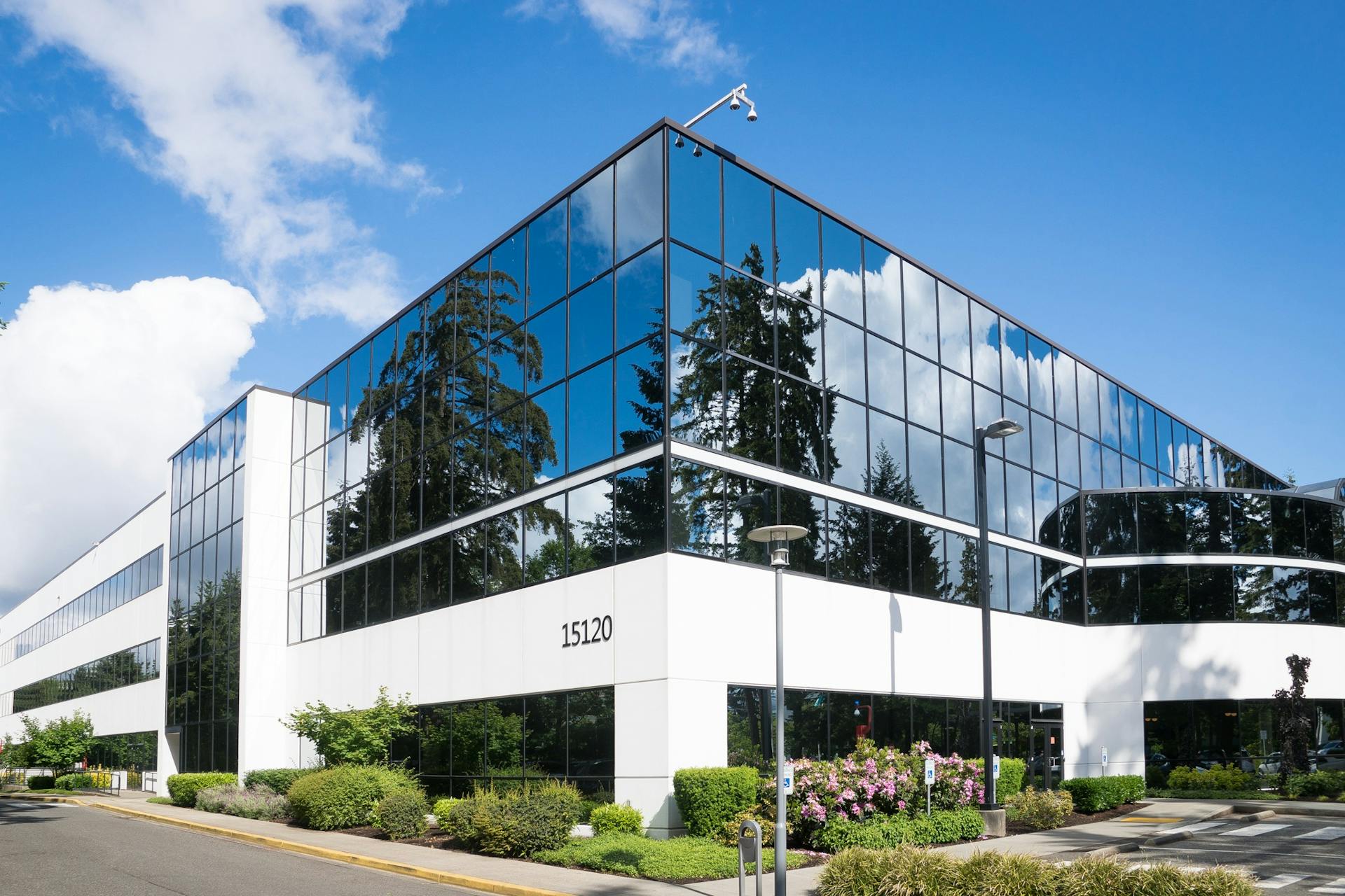 une entreprise avec conception extérieure de fenêtres