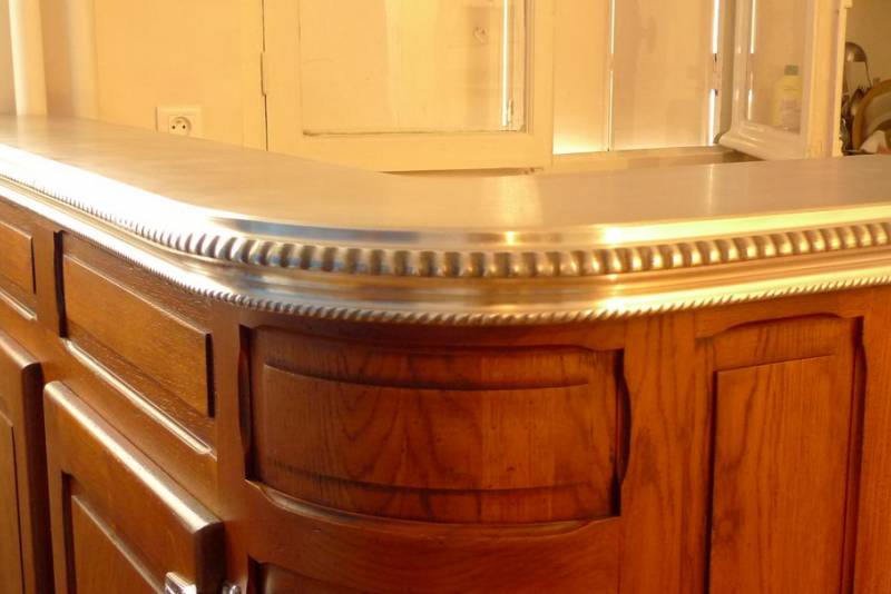 bar en étain sur comptoir en bois