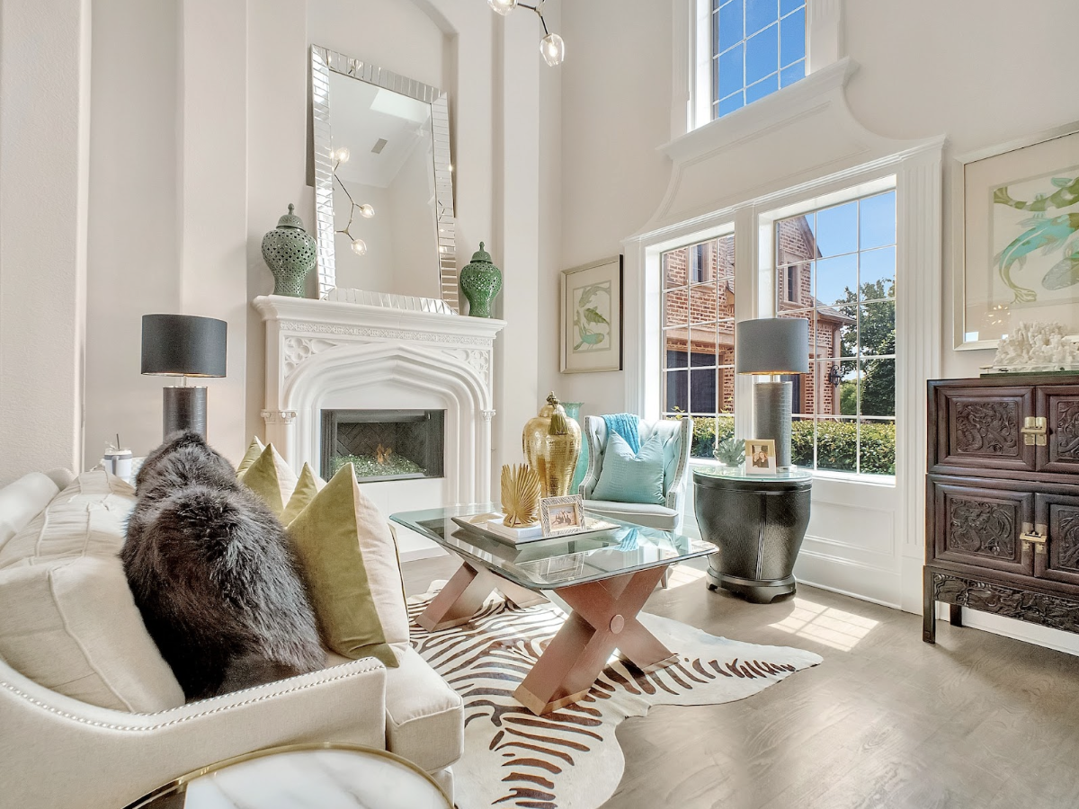 Salon de luxe avec des meubles haut de gamme et une grande baie vitrée qui rend la pièce très luxueuse et lumineuse