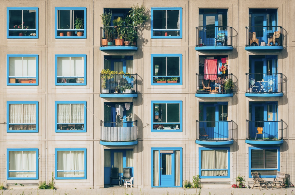 Appartement à étages multiples, où l'on peut voir plusieurs colonnes de fenêtres et balcons.