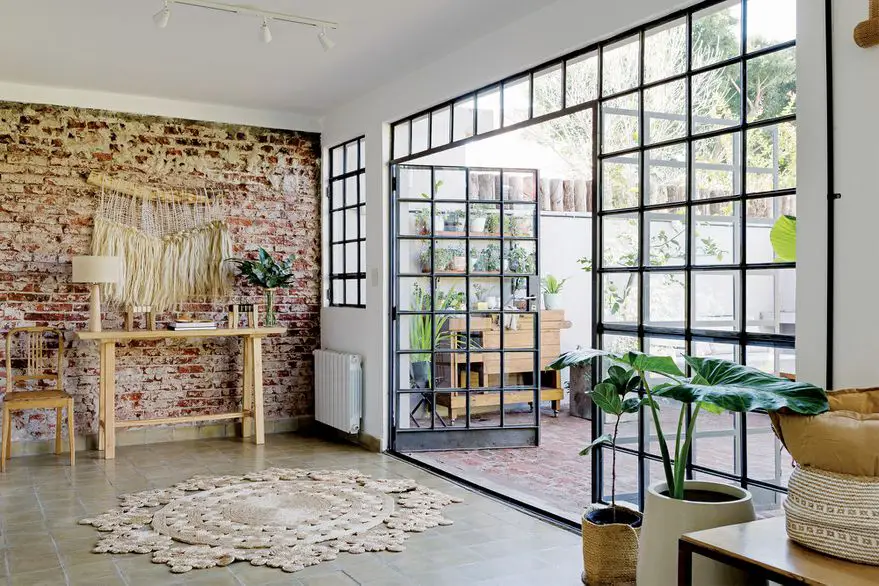 verrière horizontale ouverte sur jardin, vitraux carrés