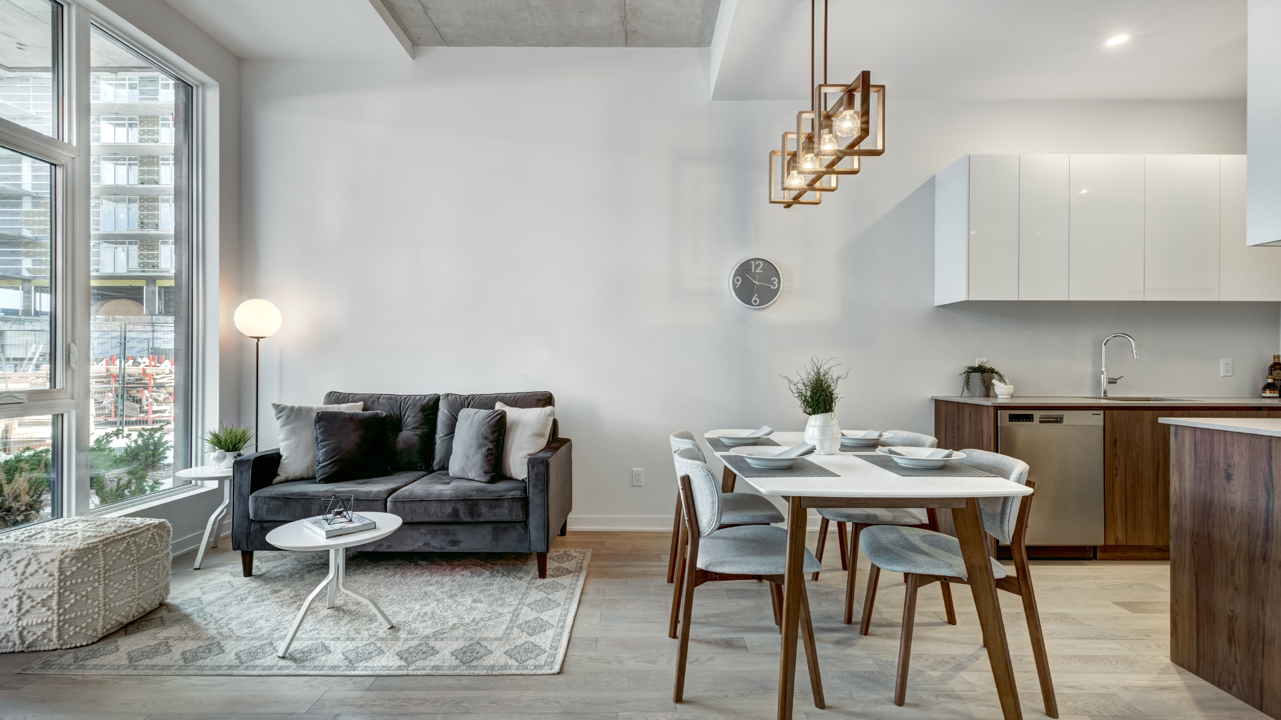 Intérieur de salon de luxe avec un style minimaliste et très lumineux