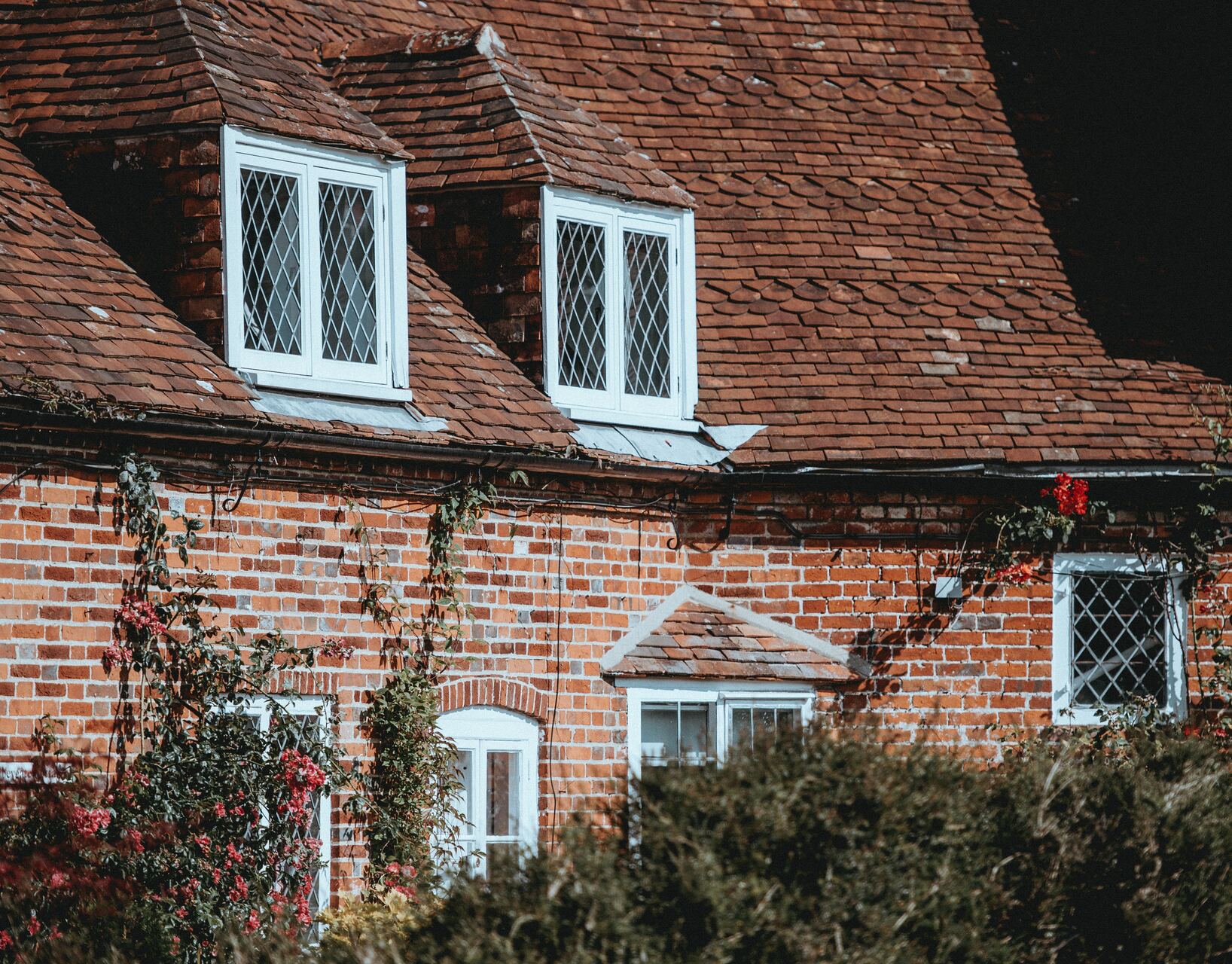 Charmante maison ancienne en brique rouge dans son jus - mur extérieur en brique