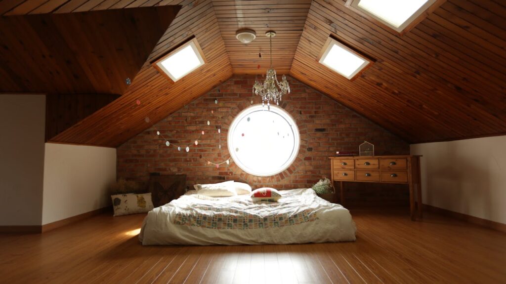 chambre mansardée avec décoration au plafond