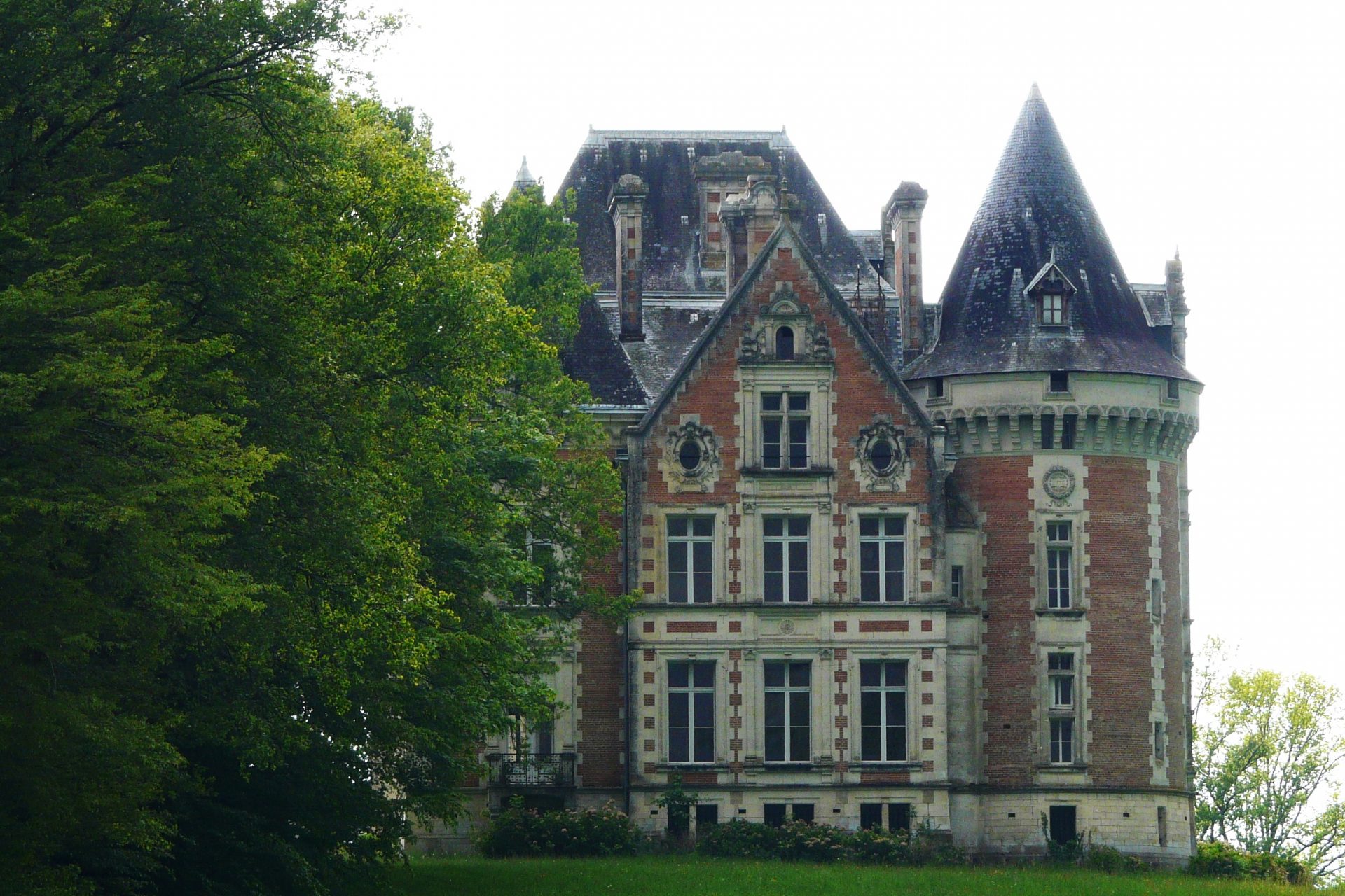 Majestueux château français de Saint-Estèphe en Dordogne