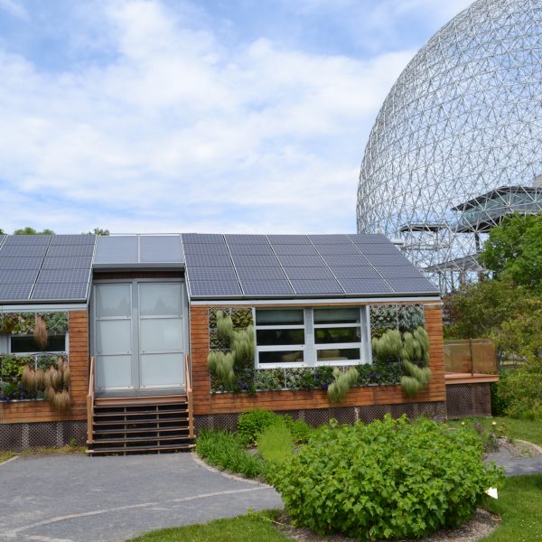 Maison écologique avec des panneaux solaires sur le toit.