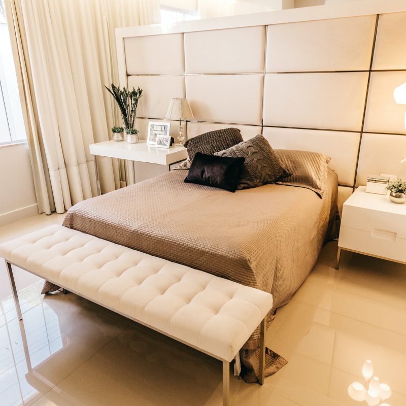 Chambre dans un style minimaliste.