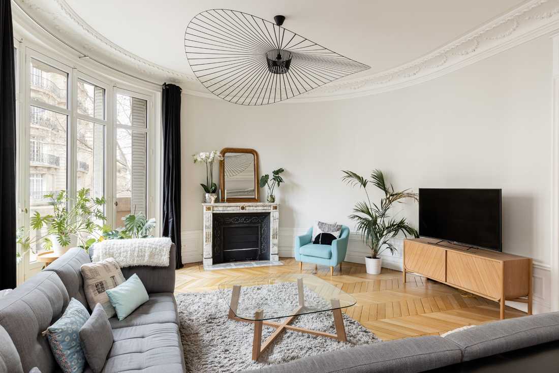 Voici un salon haussmannien plutôt moderne, se trouvant dans un appartement parisien chic !