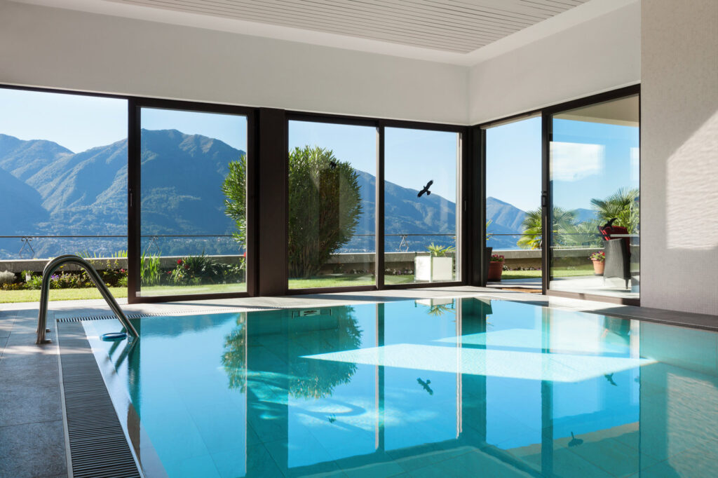 Piscine intérieure : avantages, installation et coût