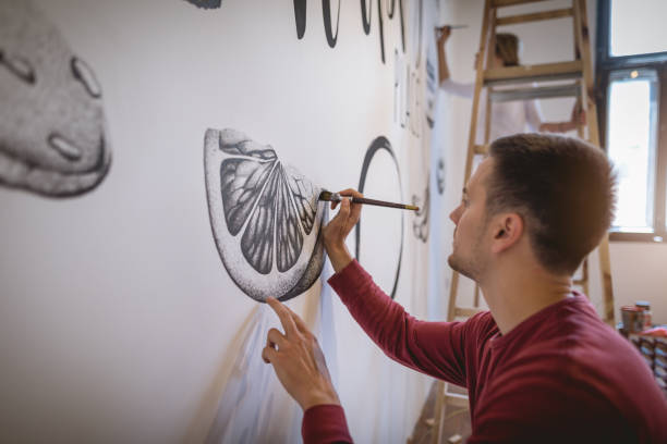 Artiste peignant une fresque murale pendant un amenagement