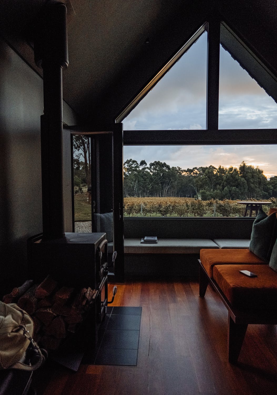 Intérieur d'une maison en A donnant sur l'extérieur
