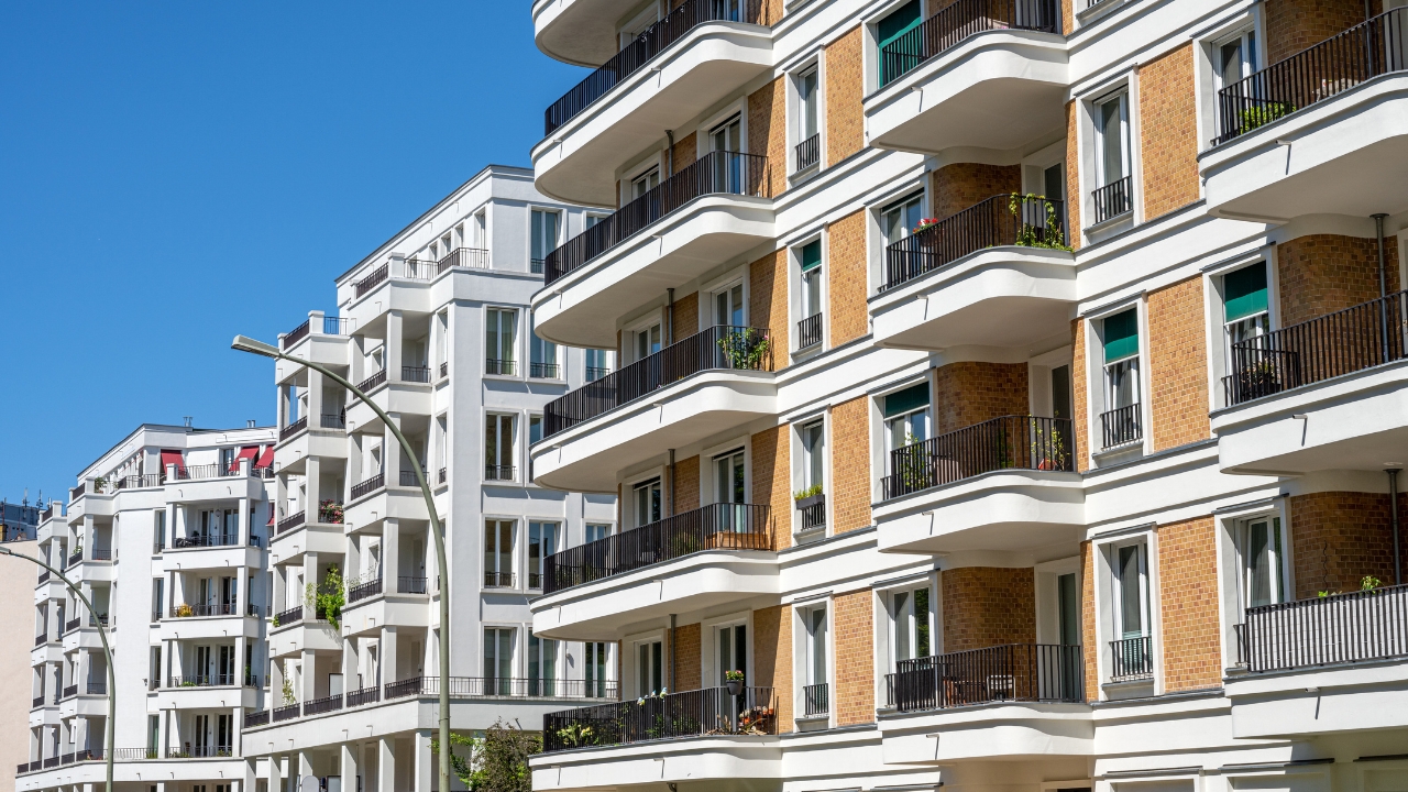 bâtiments modernes avec de nombreux balcons
