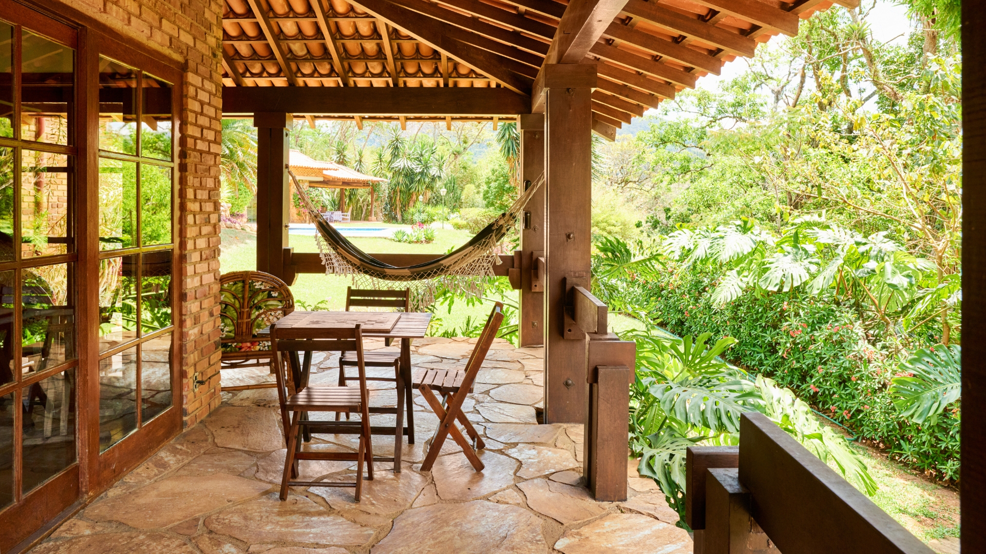 hamac et petite table et chaises en bois sur la terrasse