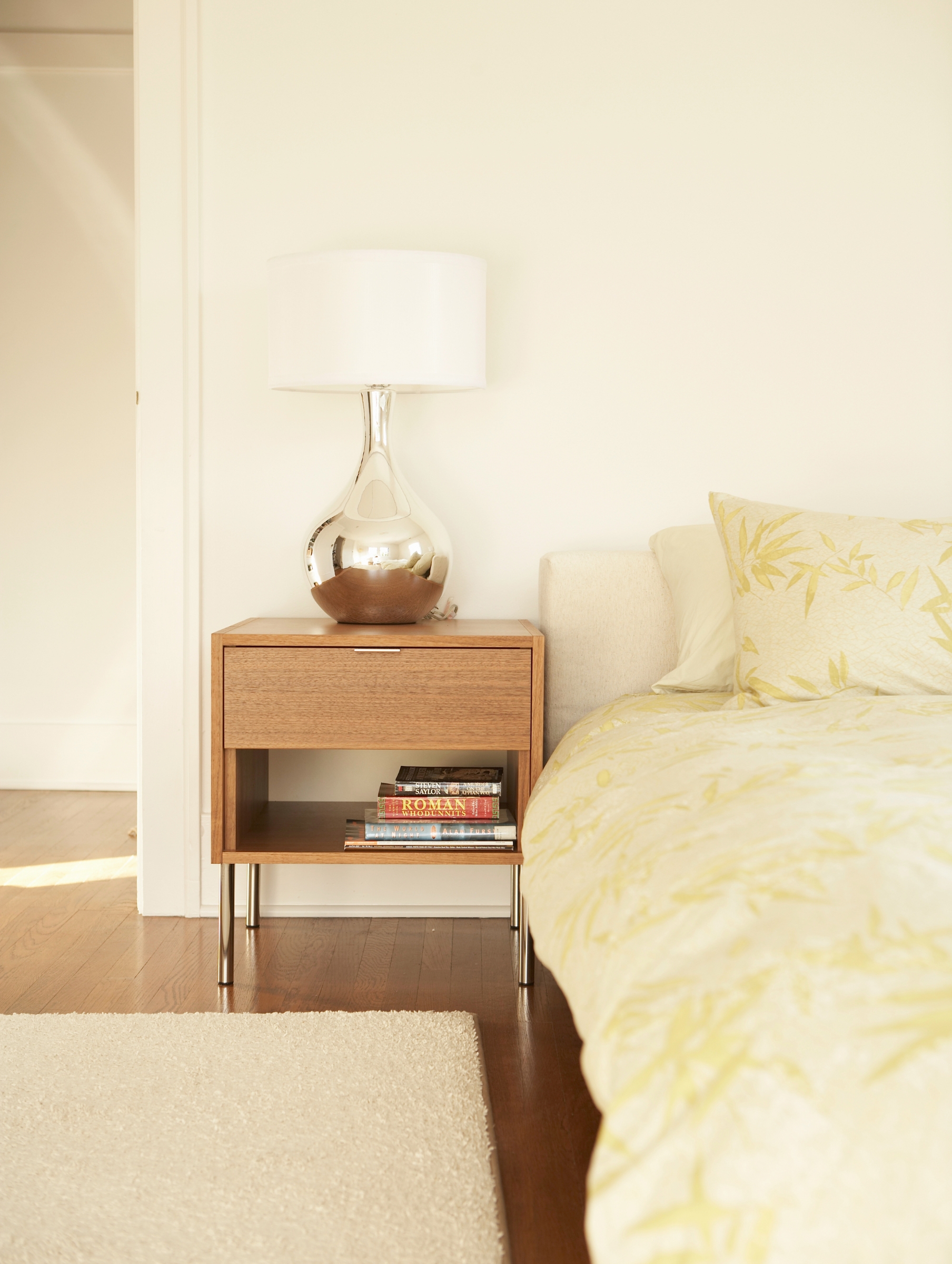 table à côté du lit