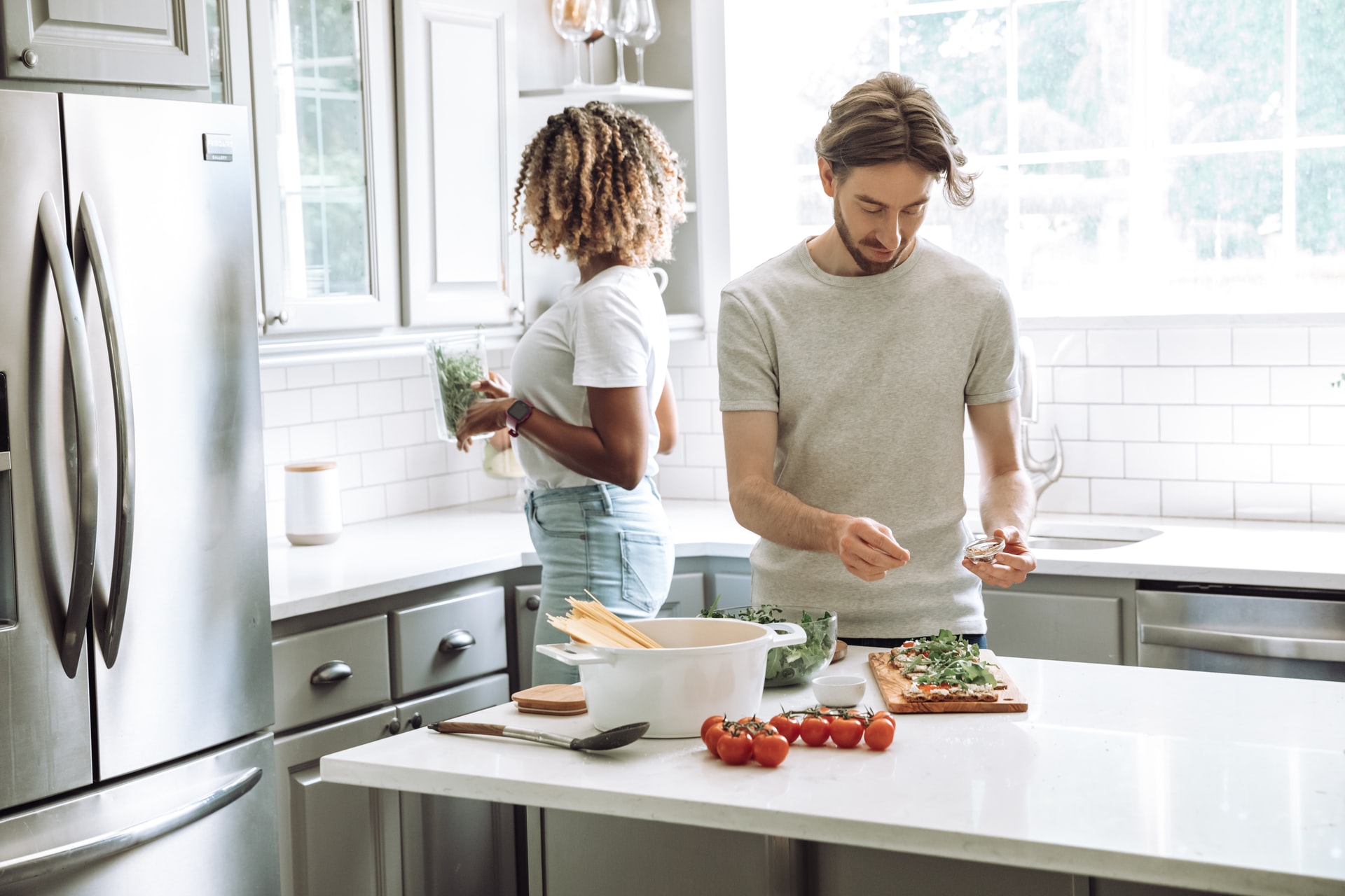 couple faisant la cuisine dans leur belle cuisine équipée
